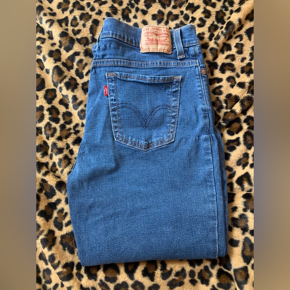 Perfectly slimming Levi’s 512. CLOSET CLEAN OUT ✨ SALE✨